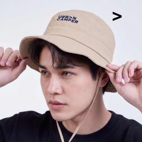 หมวกบักเก็ต สีเบจ นายแบบจับปีกหมวก สองมือ URBAN CAMPER