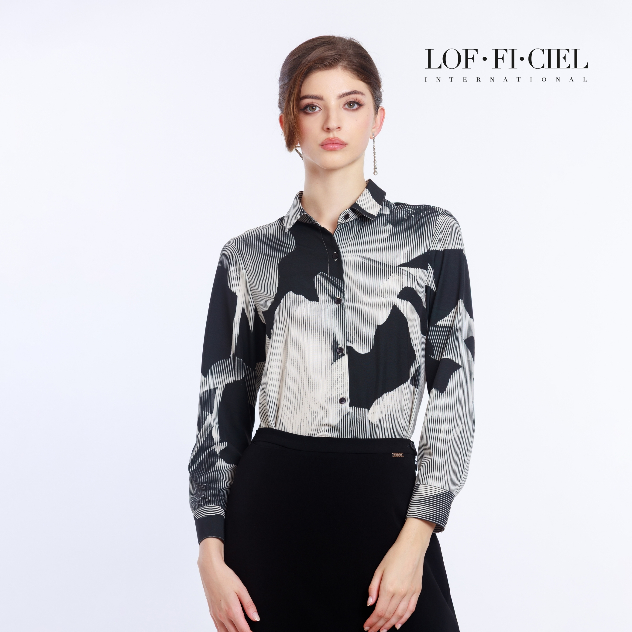 FD23BL (2) เสื้อเชิ้ตผู้หญิง ลายดอกลิลลี่ สีดำ ใส่คู่กางเกงสีดำ LOF-FI-CIEL