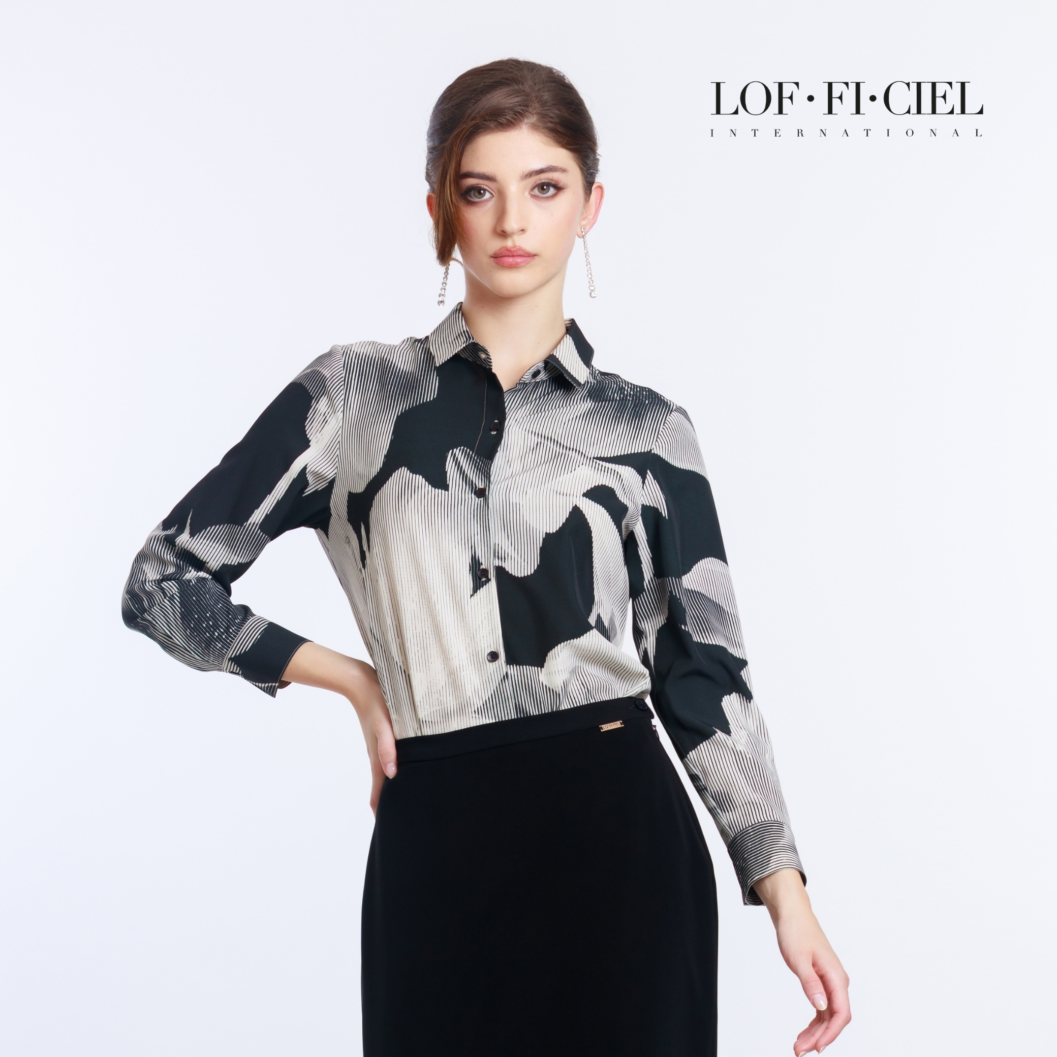 FD23BL (3) เสื้อเชิ้ตผู้หญิง แขนยาว ลายดอกลิลลี่ สีดำ ท่าเท้าสะเอว LOF-FI-CIEL