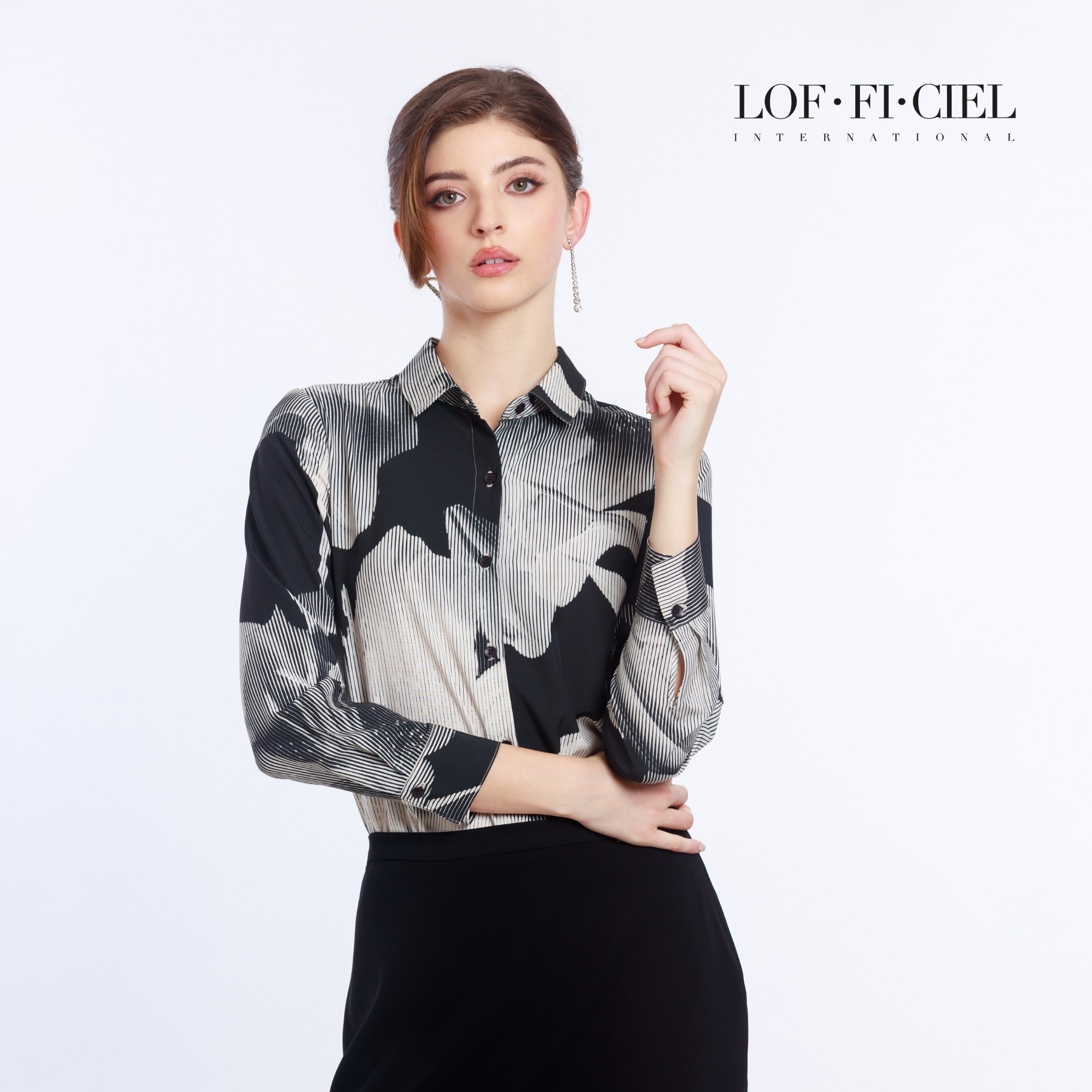 FD23BL (4) เสื้อเชิ้ตผู้หญิง คอปกเชิ้ต ลายดอกลิลลี่ สีดำ ระยะใกล้ LOF-FI-CIEL