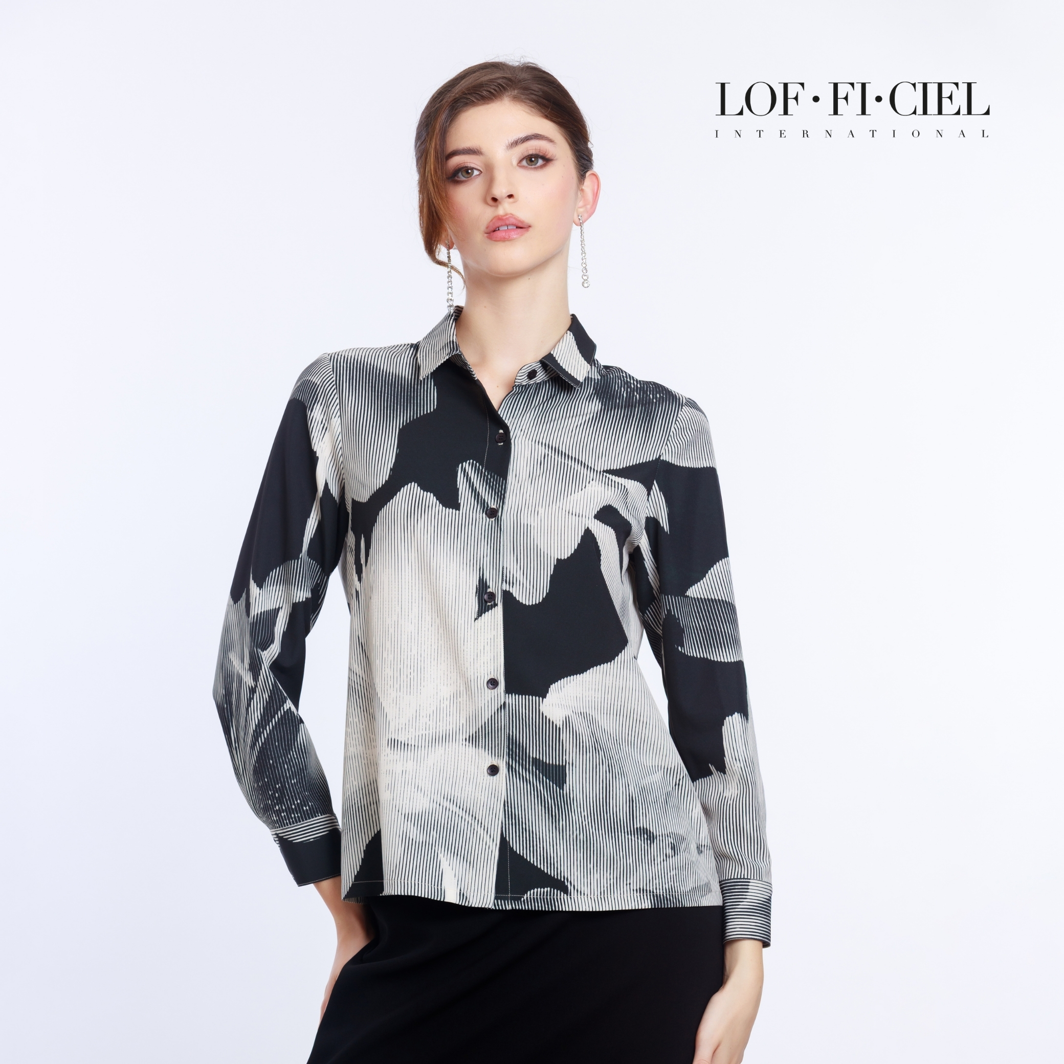 FD23BL (5) เสื้อเชิ้ตผู้หญิง ทรงพอดีตัว ลายดอกลิลลี่ สีดำ ด้านหน้า LOF-FI-CIEL