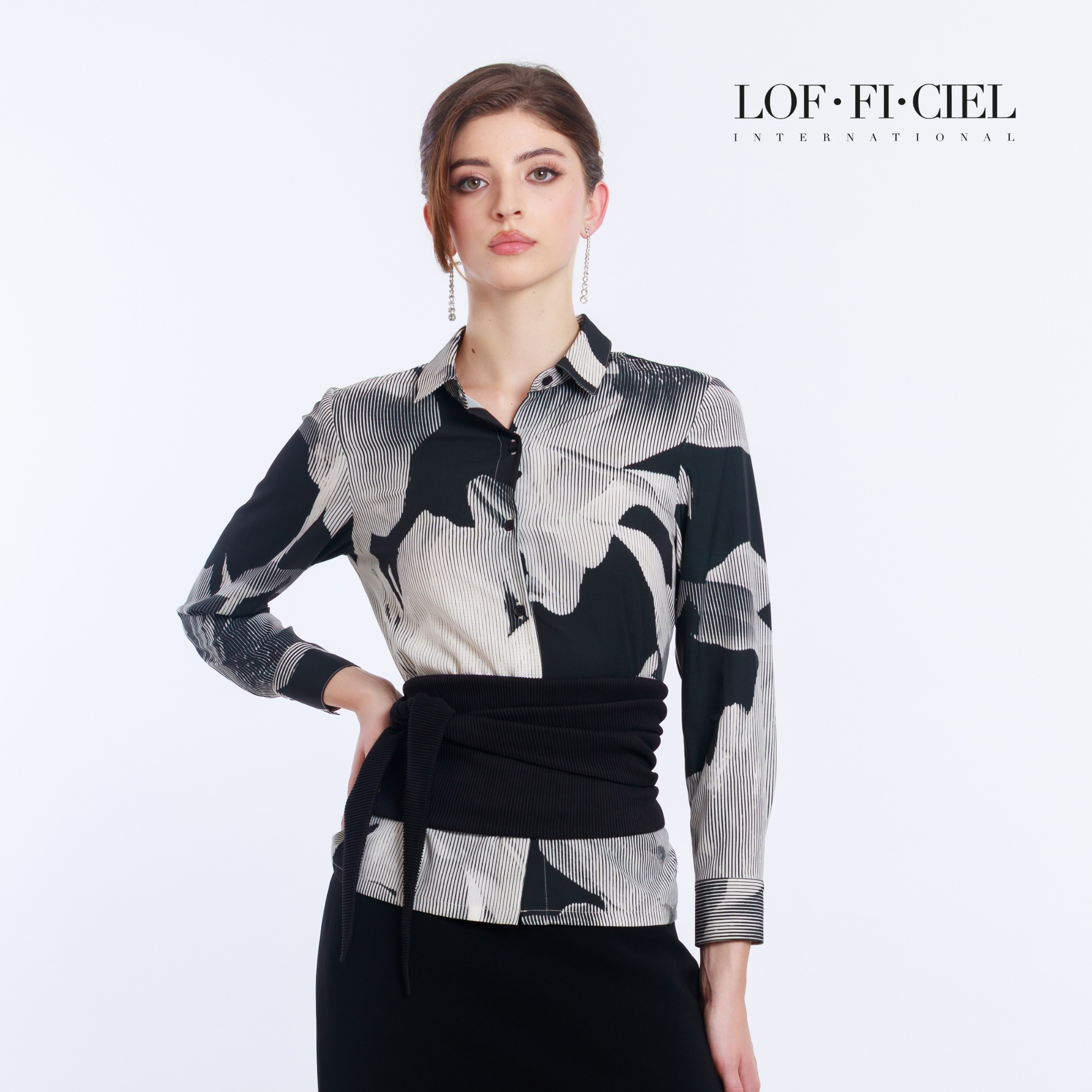 FD23BL (6) เสื้อเชิ้ตผู้หญิง ลายดอกลิลลี่ สีดำ ใส่คู่กางเกงสีดำ LOF-FI-CIEL
