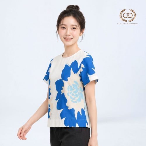 เสื้อคอกลมผู้หญิง แขนสั้น มุมเฉียง ลายดอกเบญจมาศ สีฟ้าขาว C&D