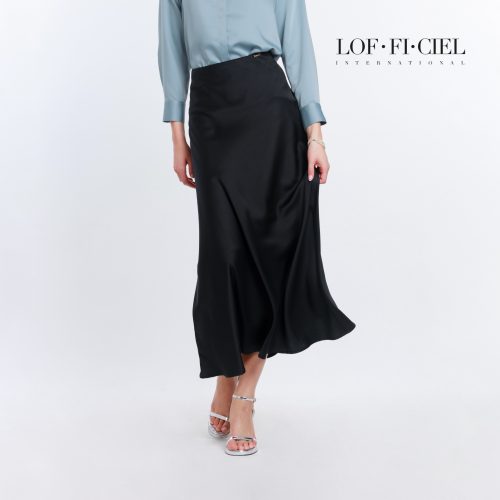 กระโปรงทรงเอ ผู้หญิง ด้านหน้า เต็มตัว สีดำ LOF-FI-CIEL
