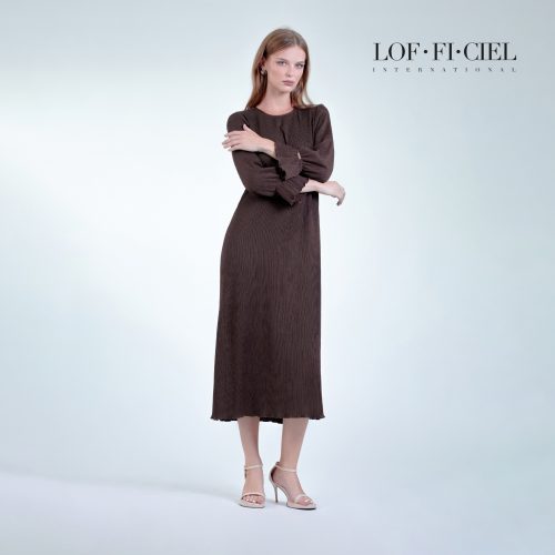 เดรสพลีท ผู้หญิง ทรงตรง คอกลม แขนยาว สีน้ำตาล LOF-FI-CIEL