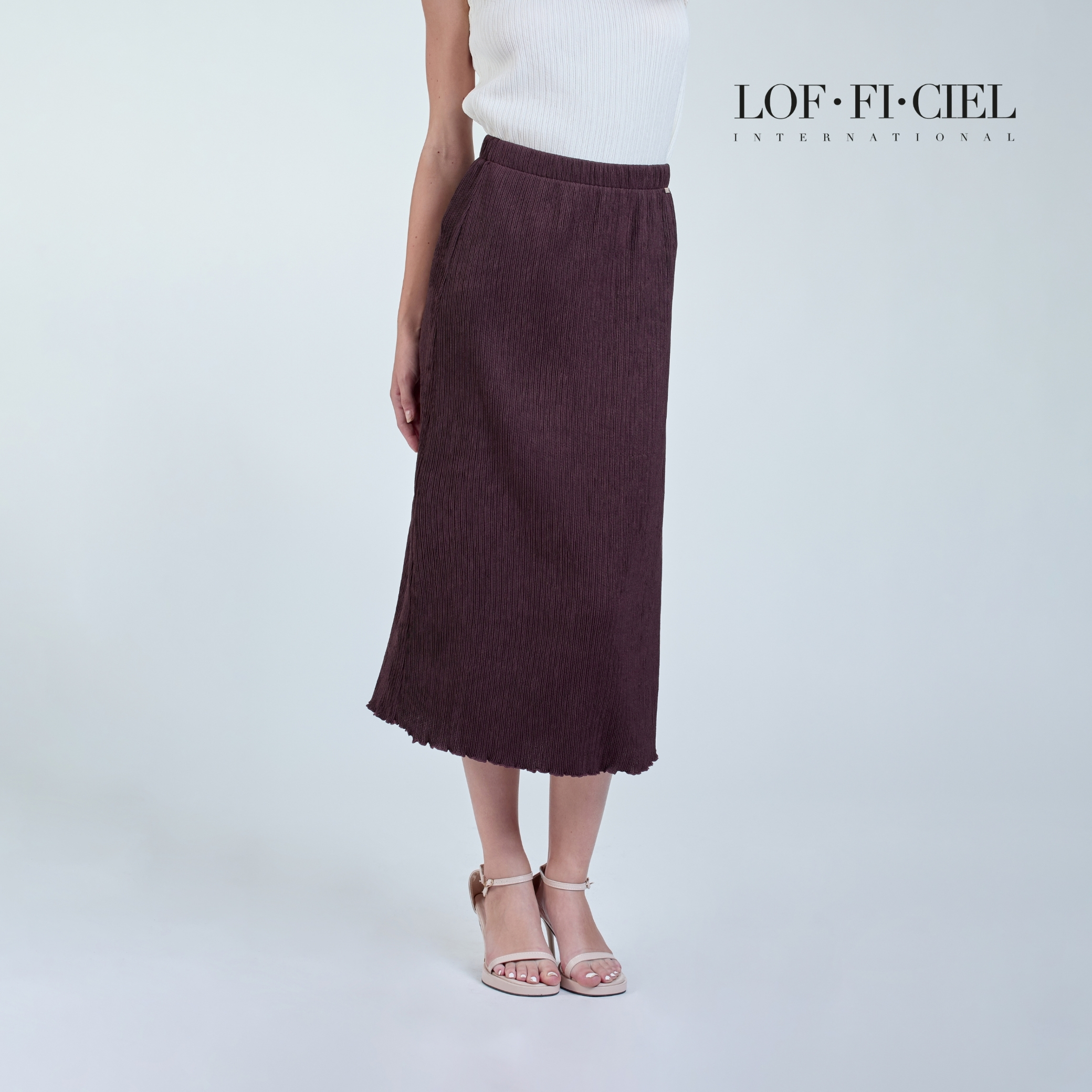 FD27DW (2) กระโปรงพลีท ทรงตรง สีน้ำตาล ด้านหน้า ใส่คู่เสื้อสีขาว LOF-FI-CIEL