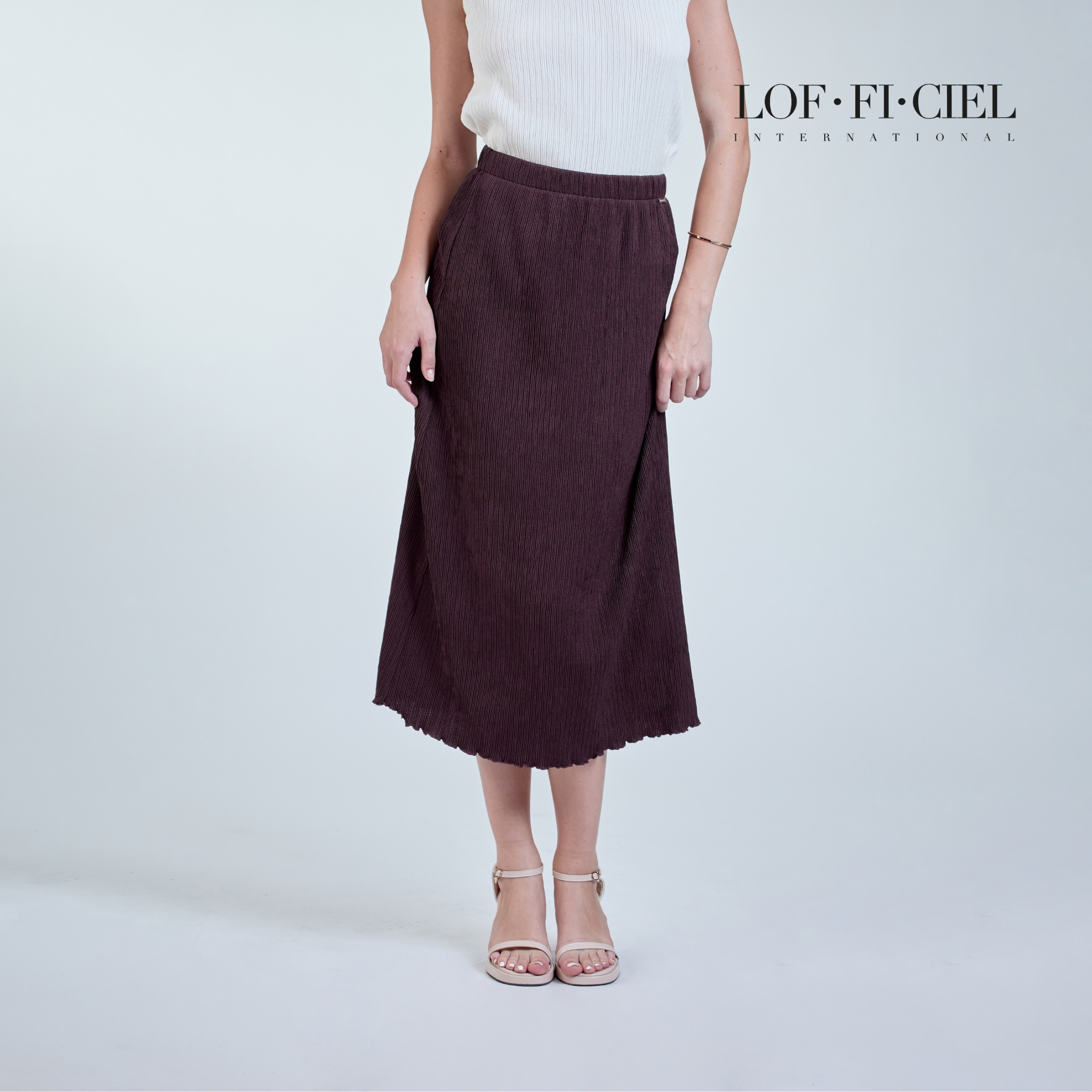 FD27DW (4) กระโปรงพลีท ทรงตรง สีน้ำตาล มุมเฉียงด้านหน้า ยาว 33 นิ้ว LOF-FI-CIEL