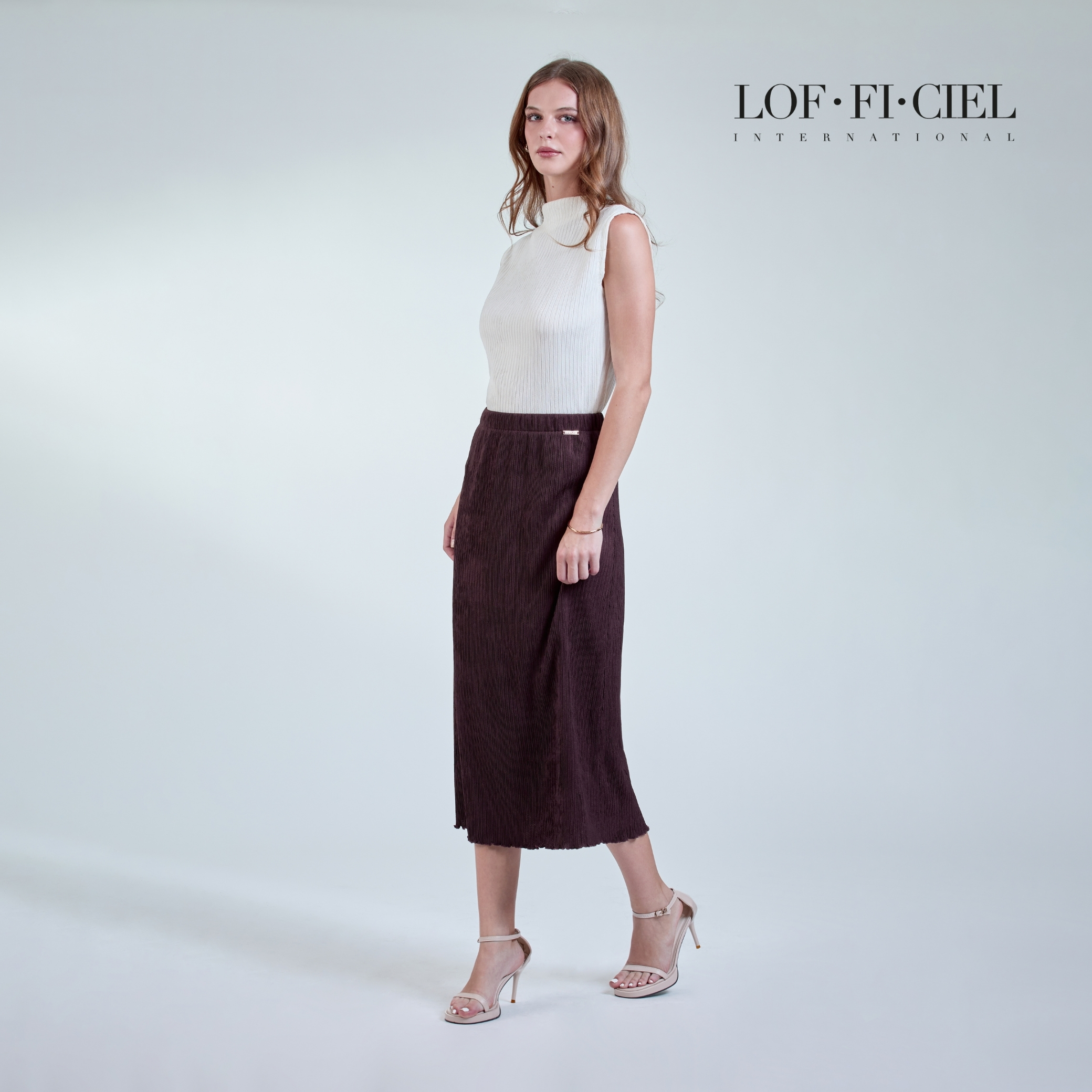 FD27DW (6) กระโปรงพลีท ทรงตรง สีน้ำตาล เต็มตัว ใส่คู่เสื้อแขนกุดสีขาว LOF-FI-CIEL