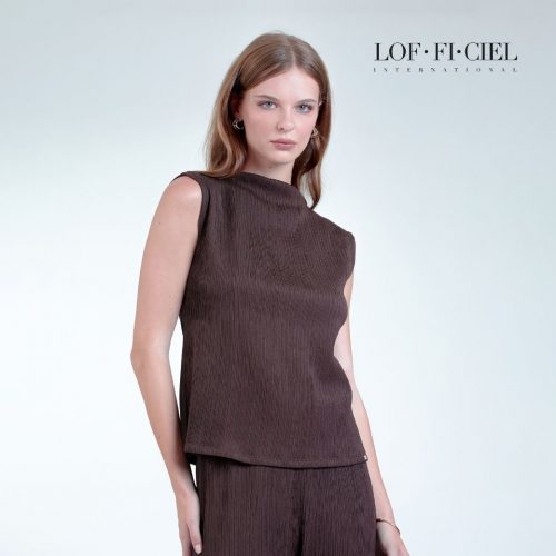 เสื้อคอตั้งผู้หญิง แขนกุด ผ้ายืดพลีท สีน้ำตาล LOF-FI-CIEL