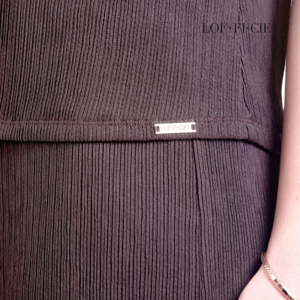 FD29DW (6) เสื้อคอตั้งผู้หญิง ระยะใกล้ ป้ายโลโก้ชายเสื้อ ลายพลีท LOF-FI-CIEL