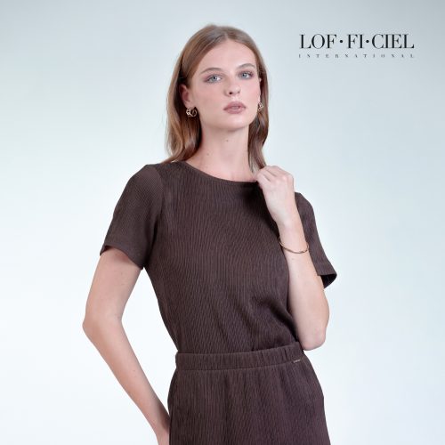 เสื้อพลีทผู้หญิง มุมเฉียง แขนสั้น สีน้ำตาล LOF-FI-CIEL