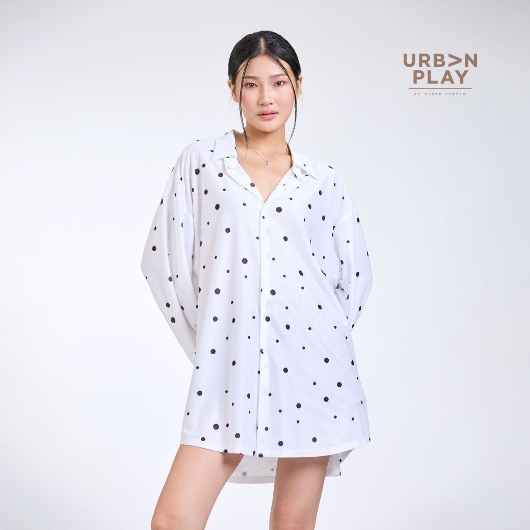 ND1AWH (2) เสื้อโอเวอร์ไซส์ผู้หญิง เชิ้ตตัวยาว ผ้าตาข่าย ลายจุด สีขาว URBAN PLAY