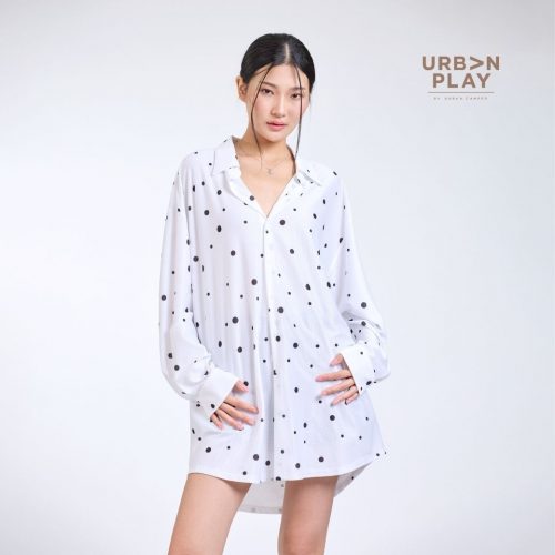 เสื้อโอเวอร์ไซส์ผู้หญิง ด้านข้าง ไหล่ตก แขนยาว ลายจุด สีขาว URBAN PLAY