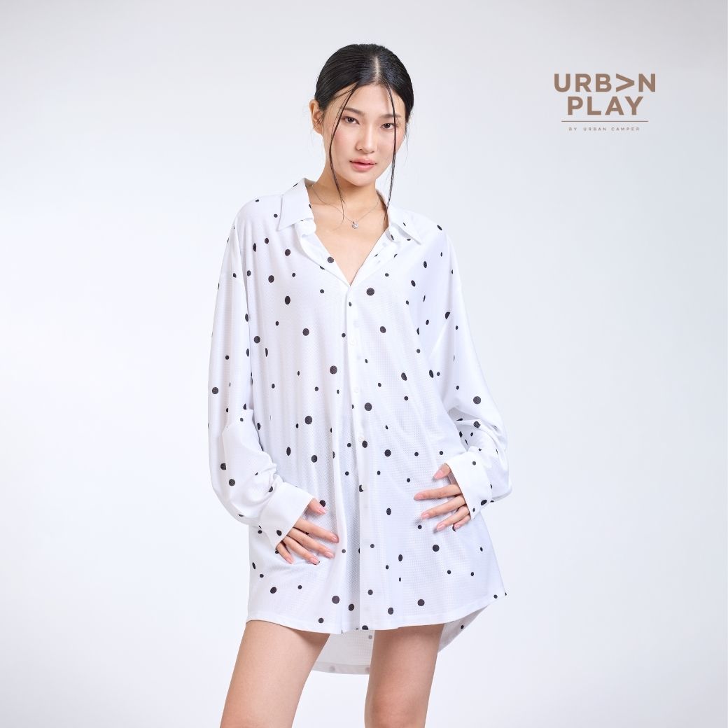 ND1AWH (3) เสื้อโอเวอร์ไซส์ผู้หญิง ด้านข้าง ไหล่ตก แขนยาว ลายจุด สีขาว URBAN PLAY