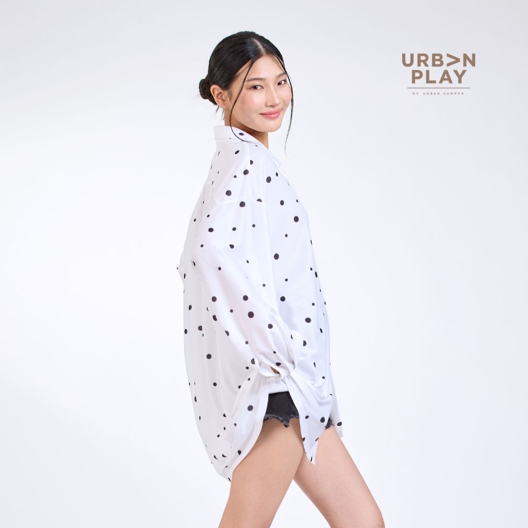 ND1AWH (4) เสื้อโอเวอร์ไซส์ผู้หญิง คอปกเชิ้ต ลายจุด Rain Dot S สีขาว URBAN PLAY