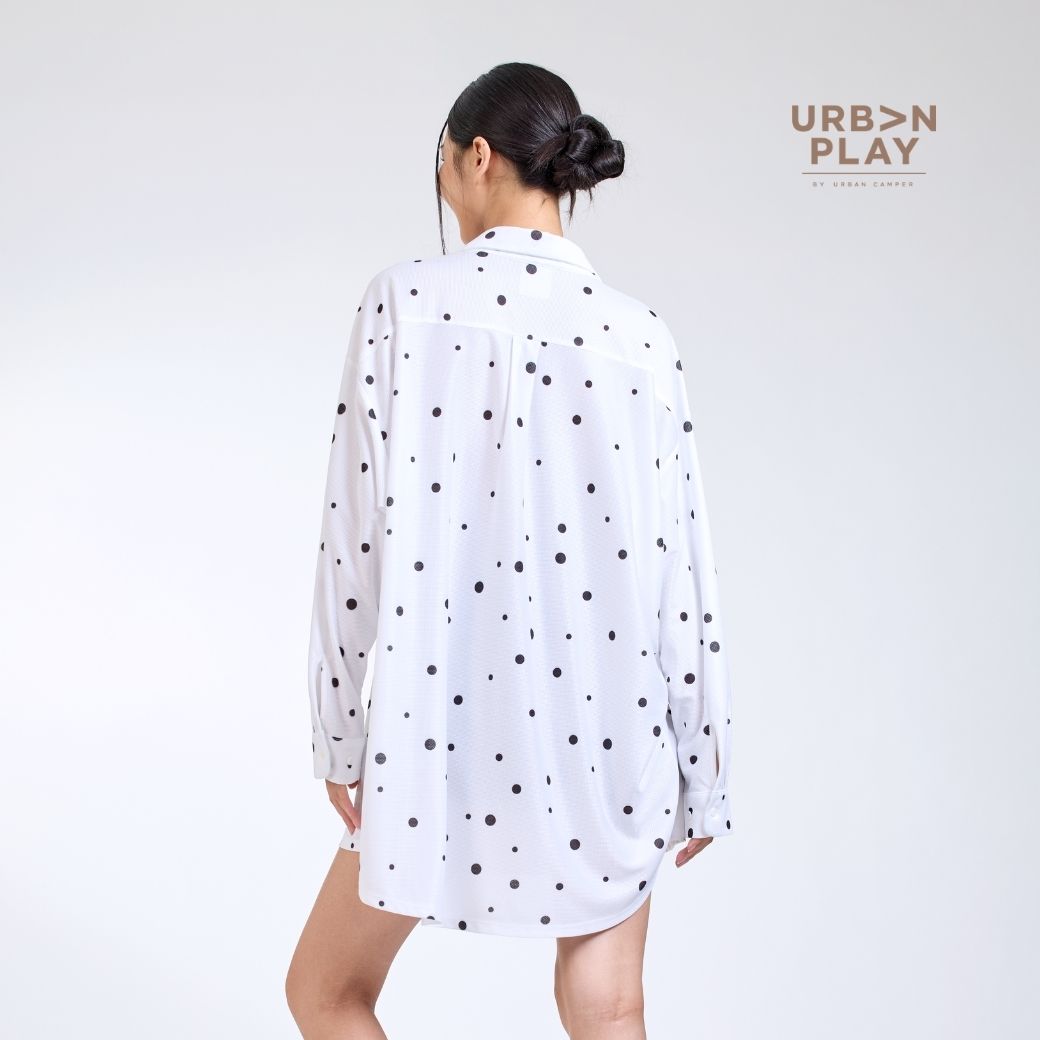 ND1AWH (5) เสื้อโอเวอร์ไซส์ผู้หญิง ด้านหลัง ตัวยาว ลายจุดดำ สีขาว URBAN PLAY