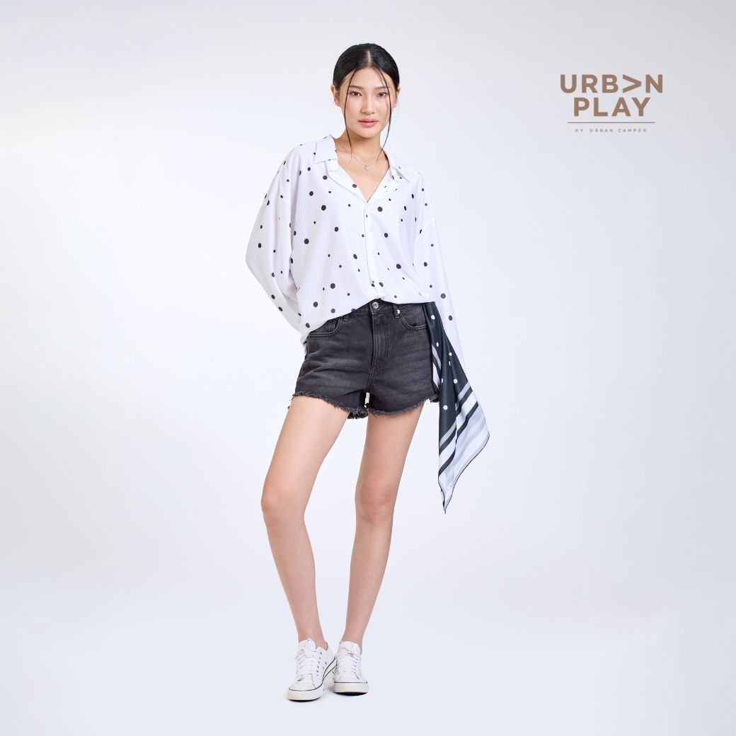ND1AWH (7) เสื้อโอเวอร์ไซส์ผู้หญิง ระยะใกล้ คอปก กระดุมกลม สีขาว URBAN PLAY