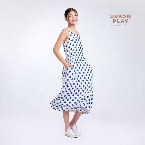 เดรสแขนกุด เอวยางยืด ระยะใกล้ ผ้าตาข่าย ลายจุด สีขาว URBAN PLAY