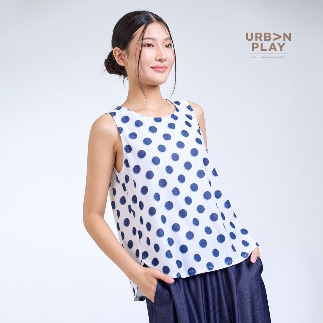ND1MWH (3) เสื้อคอกลมผู้หญิง ด้านข้าง ชายโค้ง ผ่าข้าง ลายจุด สีขาว URBAN PLAY