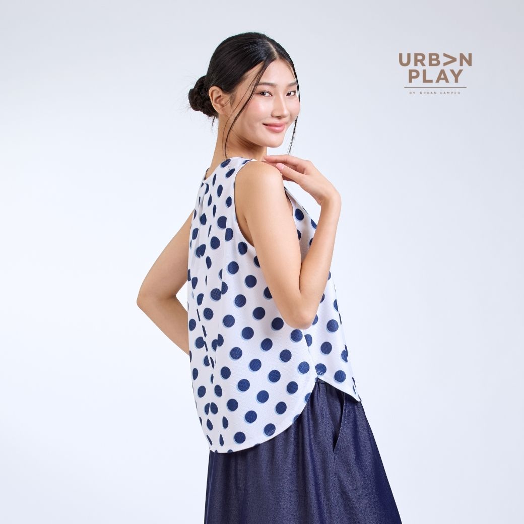 ND1MWH (4) เสื้อคอกลมผู้หญิง แขนกุด ทรงหลวม ลายจุด Rain Dot สีขาว URBAN PLAY