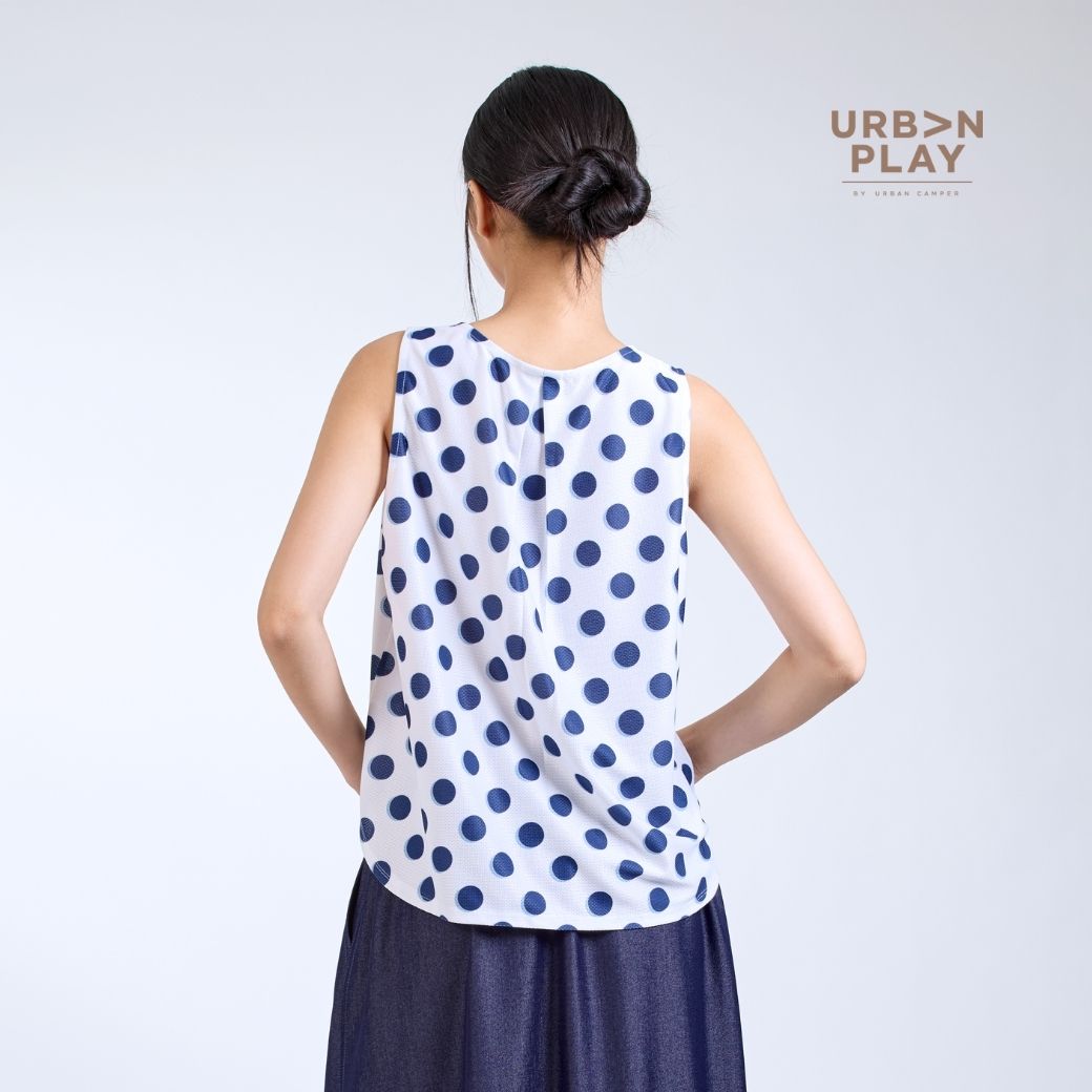 ND1MWH (5) เสื้อคอกลมผู้หญิง ด้านหลัง จีบทวิสต์ แขนกุด สีขาว URBAN PLAY