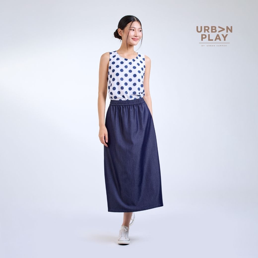 ND1MWH (6) เสื้อคอกลมผู้หญิง แขนกุด ชายโค้ง ระยะใกล้ ลายจุด สีขาว URBAN PLAY