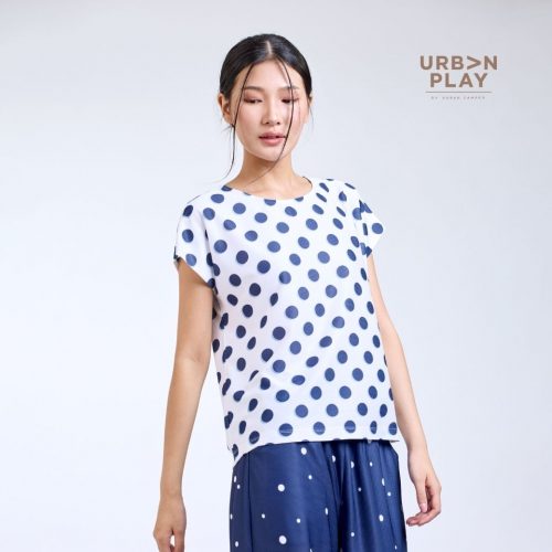 เสื้อคอกลมผู้หญิง ด้านข้าง ปลายแขนพับทบ ลายจุด สีขาว URBAN PLAY