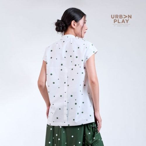 เสื้อคอตั้งผู้หญิง ด้านหลัง ตัดต่อกลางหลัง ลายจุดเขียว URBAN PLAY